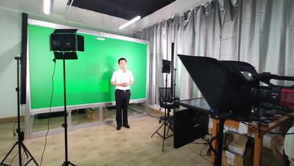 我校創客中心自助式微課錄播室建成并投入使用，融合攝影擴印服務，賦能創新教育